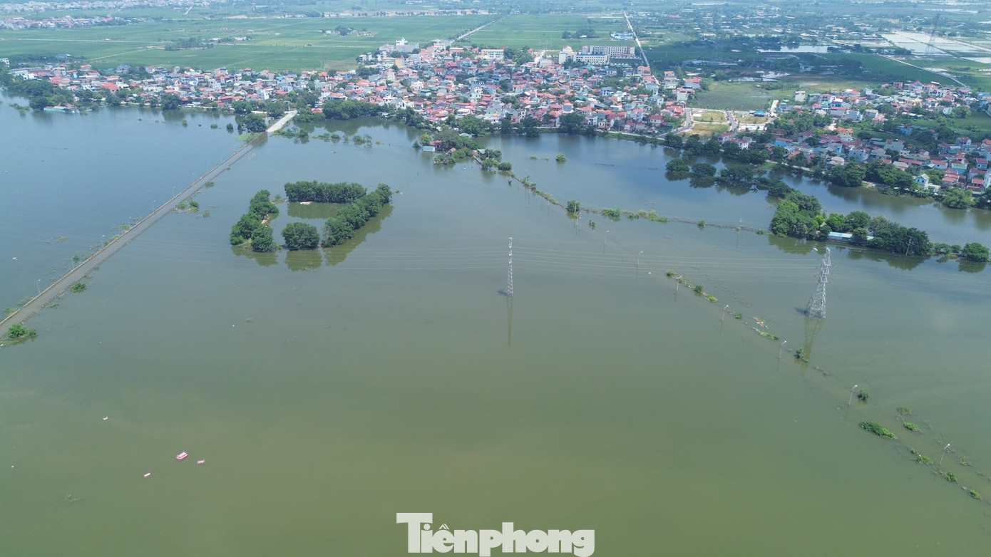 Hà Nội: Ngập sâu gần 1m, người dân nhiều xã ngoại thành phải dùng thuyền- Ảnh 9. Hà Nội: Ngập sâu gần 1m, người dân nhiều xã ngoại thành phải dùng thuyền- Ảnh 9.