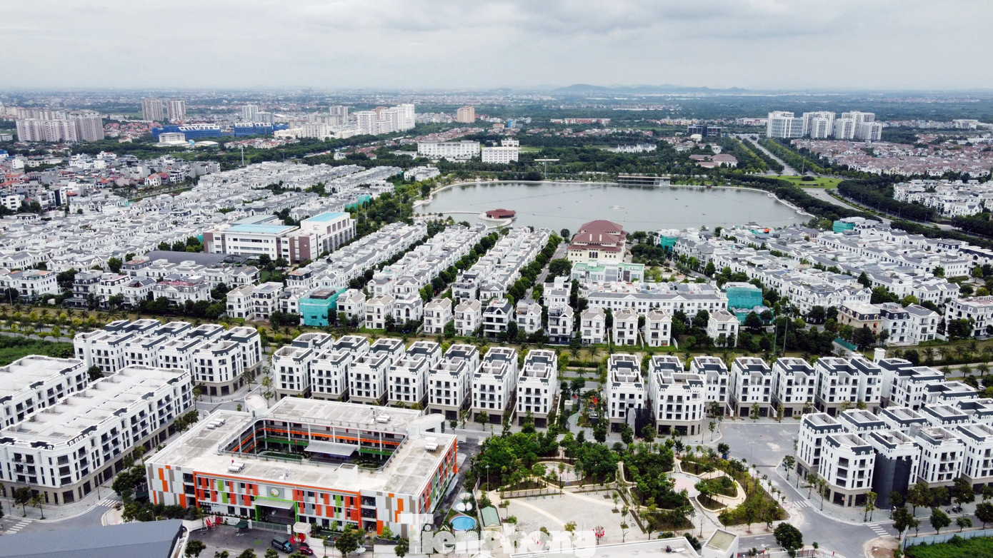 Chủ đầu tư 'đau đầu' với khu biệt thự, liền kề triệu đô bỏ hoang, cỏ dại mọc um tùm giữa Thủ đô- Ảnh 1. Chủ đầu tư 'đau đầu' với khu biệt thự, liền kề triệu đô bỏ hoang, cỏ dại mọc um tùm giữa Thủ đô- Ảnh 1.