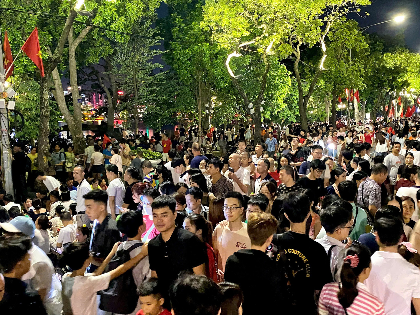 Pháo hoa thắp sáng trời đêm Hà Nội mừng Quốc khánh- Ảnh 10. Pháo hoa thắp sáng trời đêm Hà Nội mừng Quốc khánh- Ảnh 10.