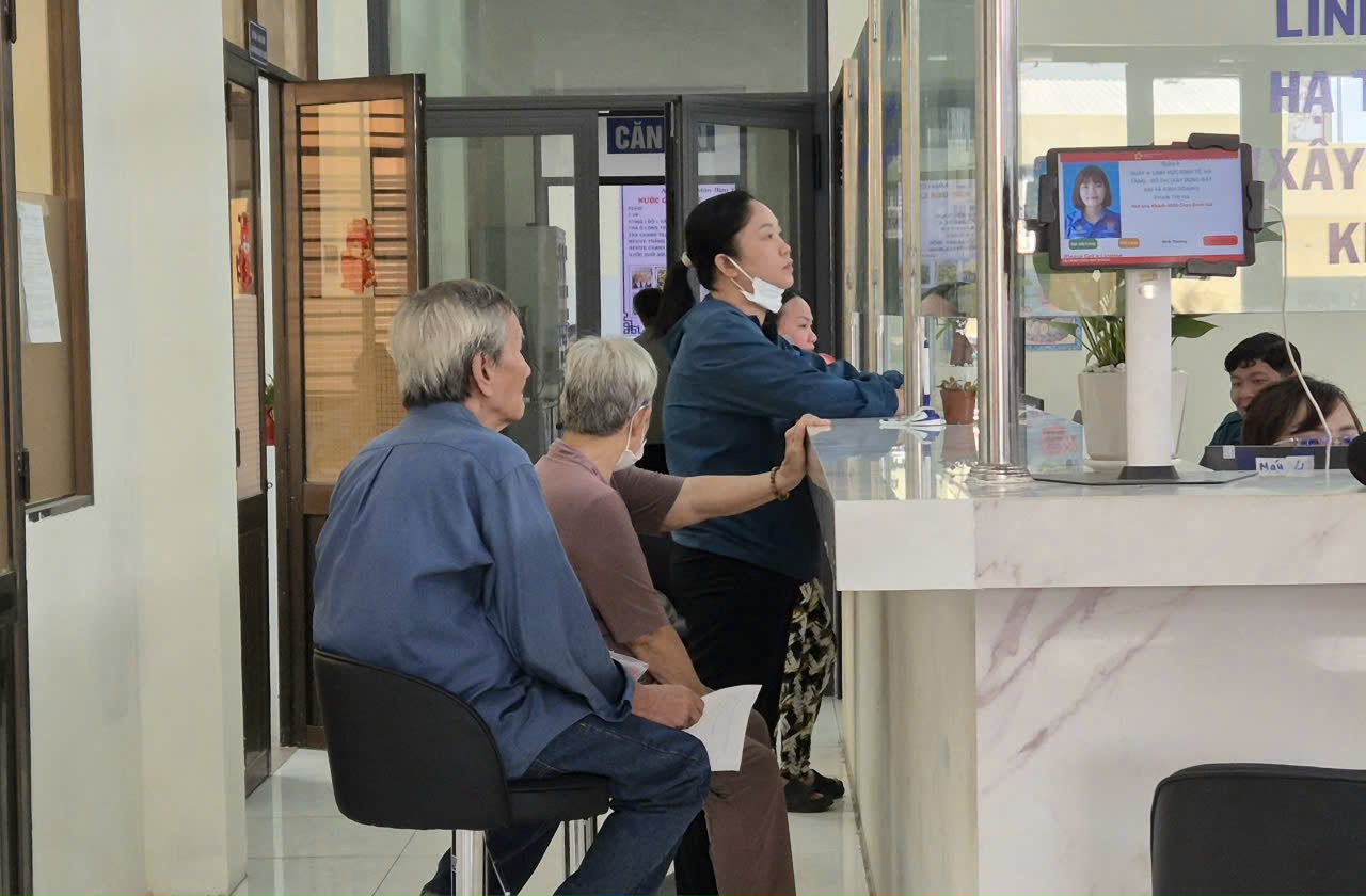 Người cao tuổi ở TP HCM đón nhận tin vui- Ảnh 1. Người cao tuổi ở TP HCM đón nhận tin vui- Ảnh 1.