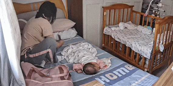 Ngày cuối cùng làm việc, cô bảo mẫu đặt phong bao lì xì dưới gối cho người mẹ mới sinh: "Bé hơi quấy nhưng em đừng lo lắng quá nhé!"- Ảnh 2.