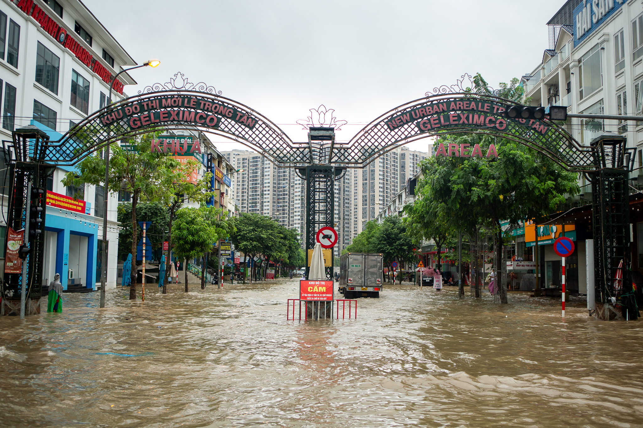 Cảnh đi thuyền, kéo xe tự chế tại khu đô thị triệu USD nhưng hễ mưa là ngập ở Hà Nội- Ảnh 1.