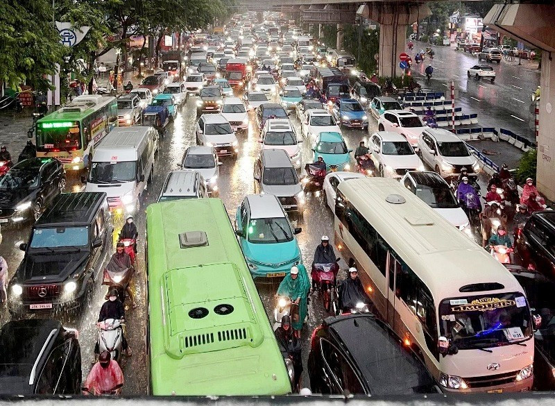Hà Nội ngập, ùn tắc kéo dài giờ tan tầm: Người dân chui vào cốp xe chờ nước rút- Ảnh 1.
