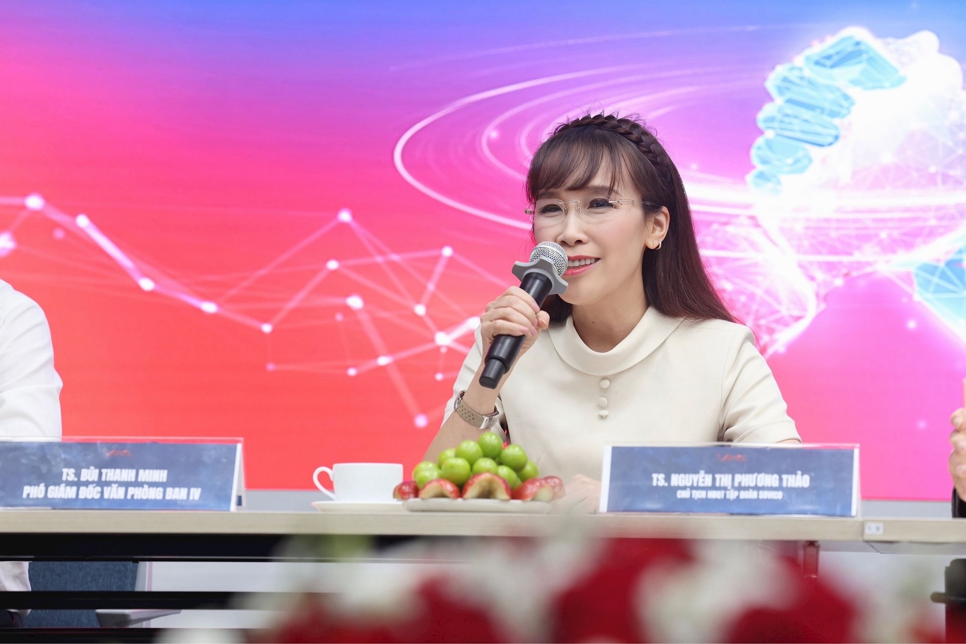 Tỉ phú Nguyễn Thị Phương Thảo kể chuyện cùng ông Trương Gia Bình bàn cách “giải cứu” HOSE- Ảnh 2.