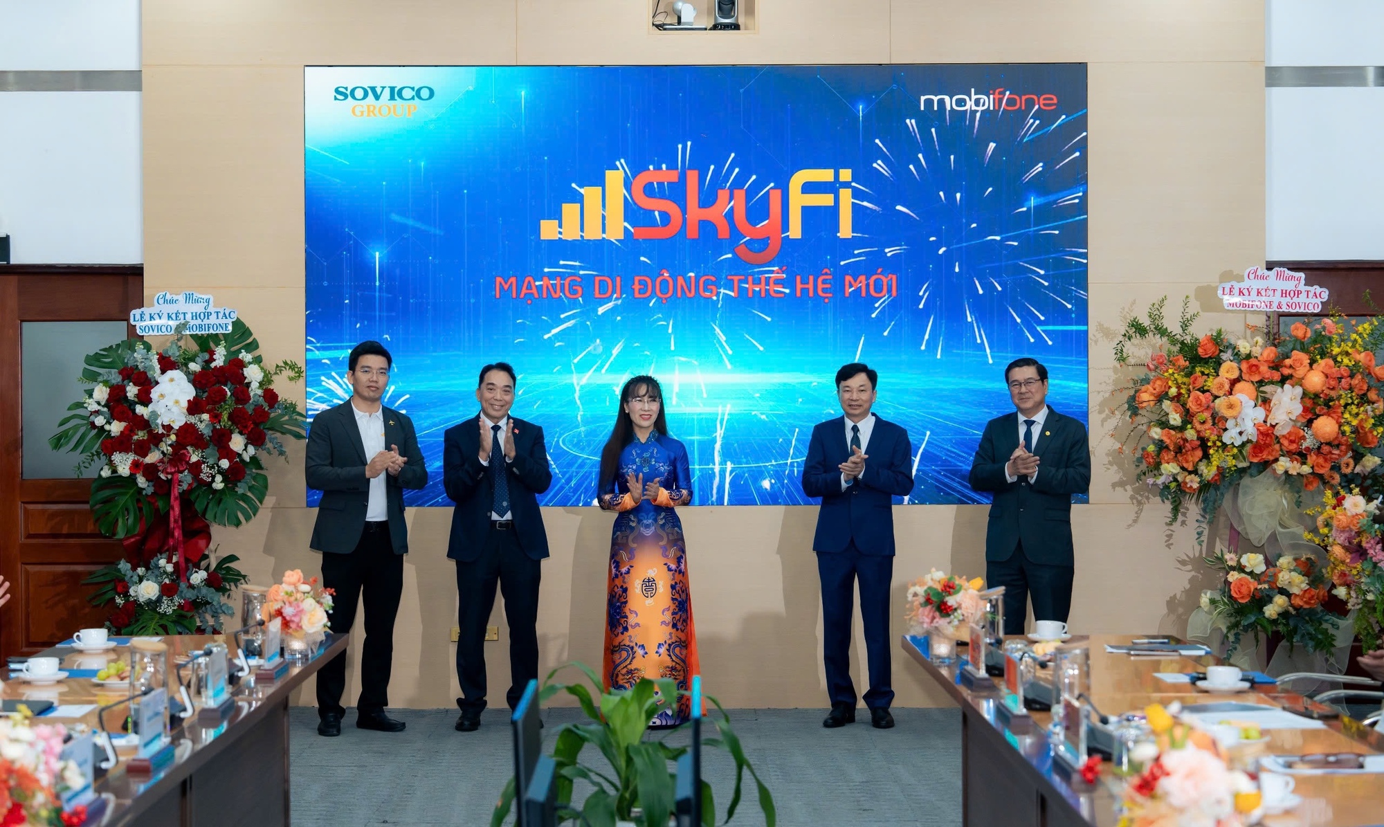 Tỷ phú Nguyễn Thị Phương Thảo bắt tay Chủ tịch Mobifone: Triển khai 5G cho đô thị thông minh, sân bay, tích hợp hạ tầng trạm phát sóng, camera thông minh- Ảnh 2.