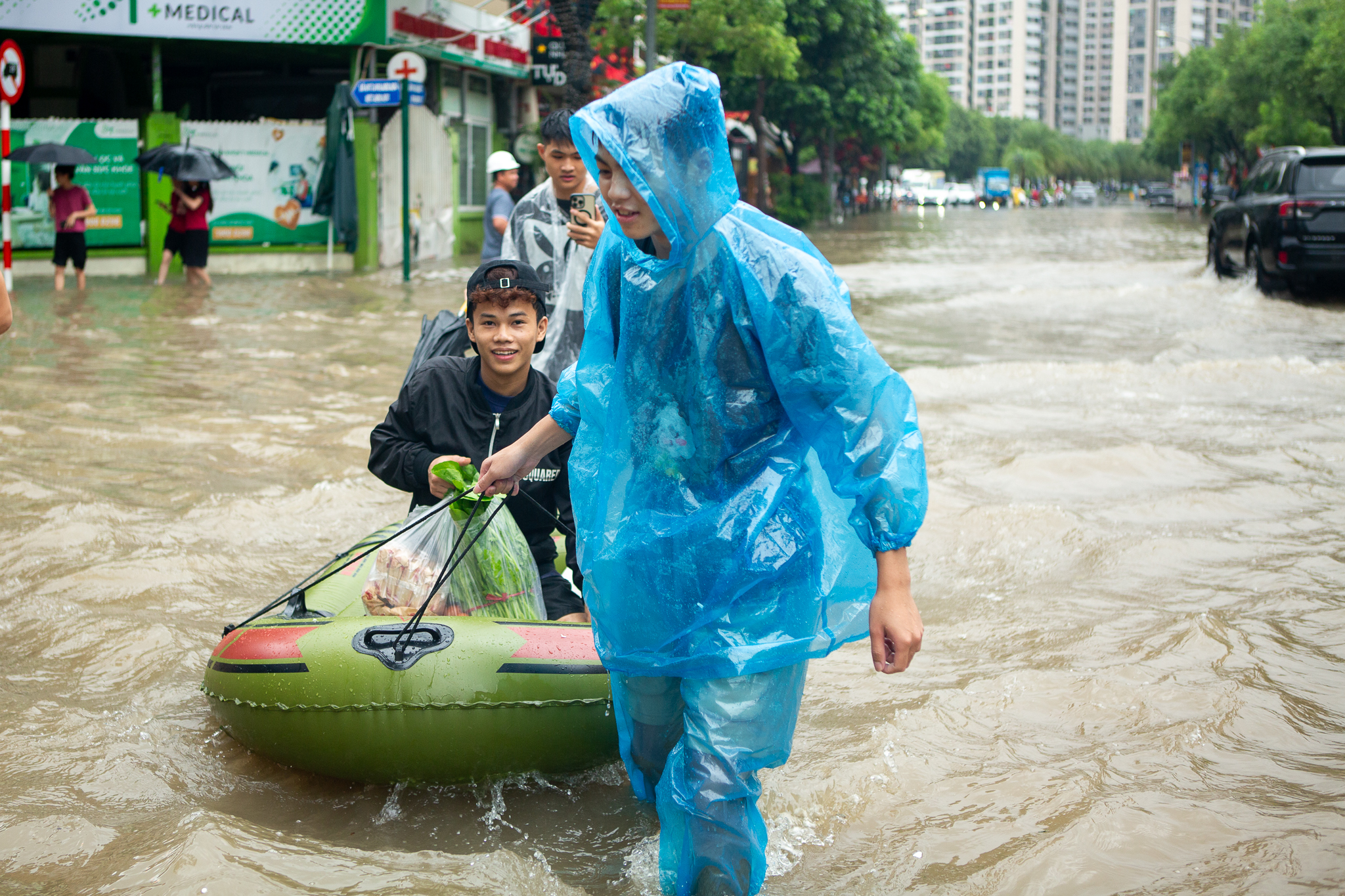 Cảnh đi thuyền, kéo xe tự chế tại khu đô thị triệu USD nhưng hễ mưa là ngập ở Hà Nội- Ảnh 2.