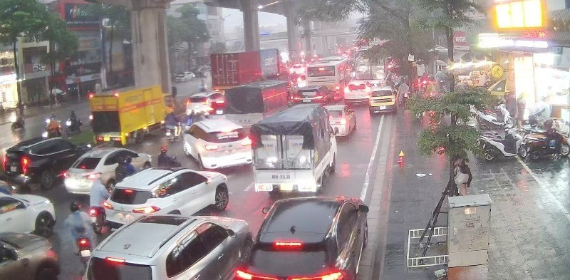 Hà Nội ngập, ùn tắc kéo dài giờ tan tầm: Người dân chui vào cốp xe chờ nước rút- Ảnh 2.