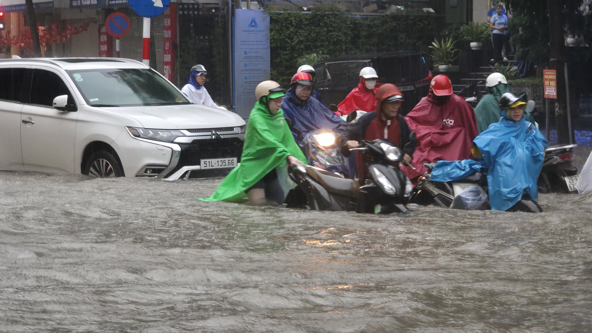 Hà Nội chưa bao giờ như này: Những hình ảnh kinh hoàng nhất của trận mưa ngập từ sáng đến tối!- Ảnh 10.