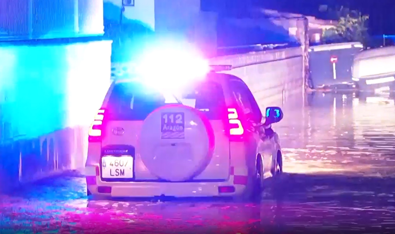 Ngập lụt kinh hoàng do bão Gabrielle: Mọi con đường biến thành sông, "ô tô bơi" khắp nơi, cả thành phố giờ đã tê liệt- Ảnh 3.