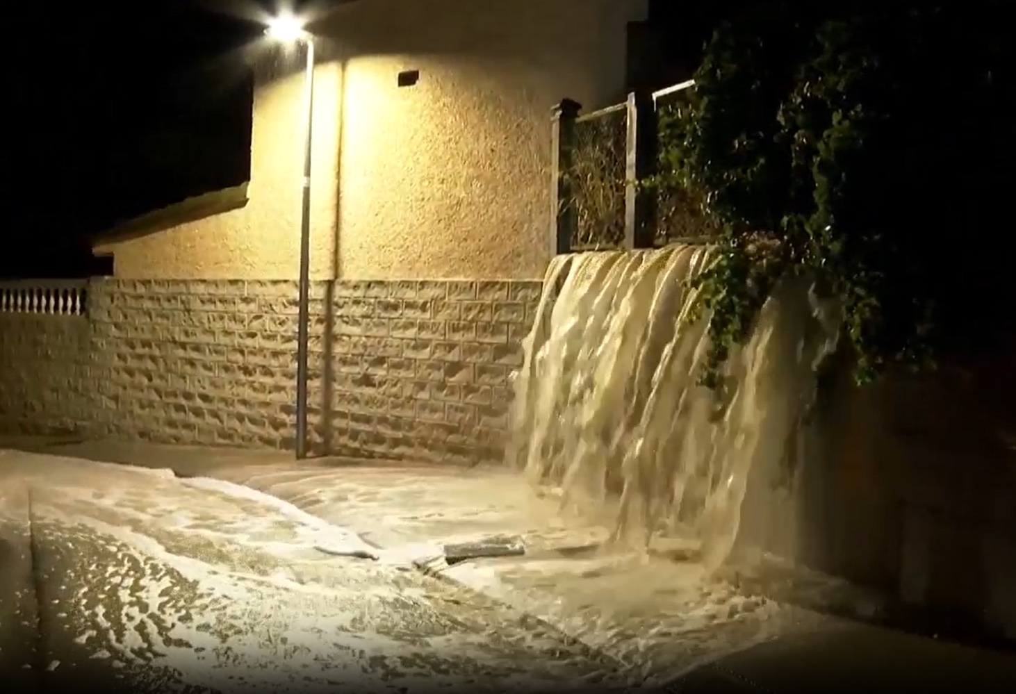 Ngập lụt kinh hoàng do bão Gabrielle: Mọi con đường biến thành sông, "ô tô bơi" khắp nơi, cả thành phố giờ đã tê liệt- Ảnh 2.