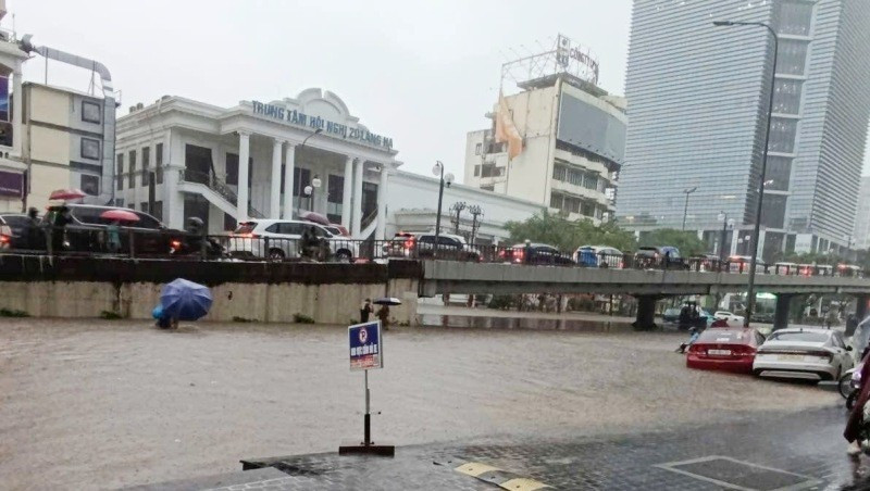 Hà Nội ngập, ùn tắc kéo dài giờ tan tầm: Người dân chui vào cốp xe chờ nước rút- Ảnh 3.