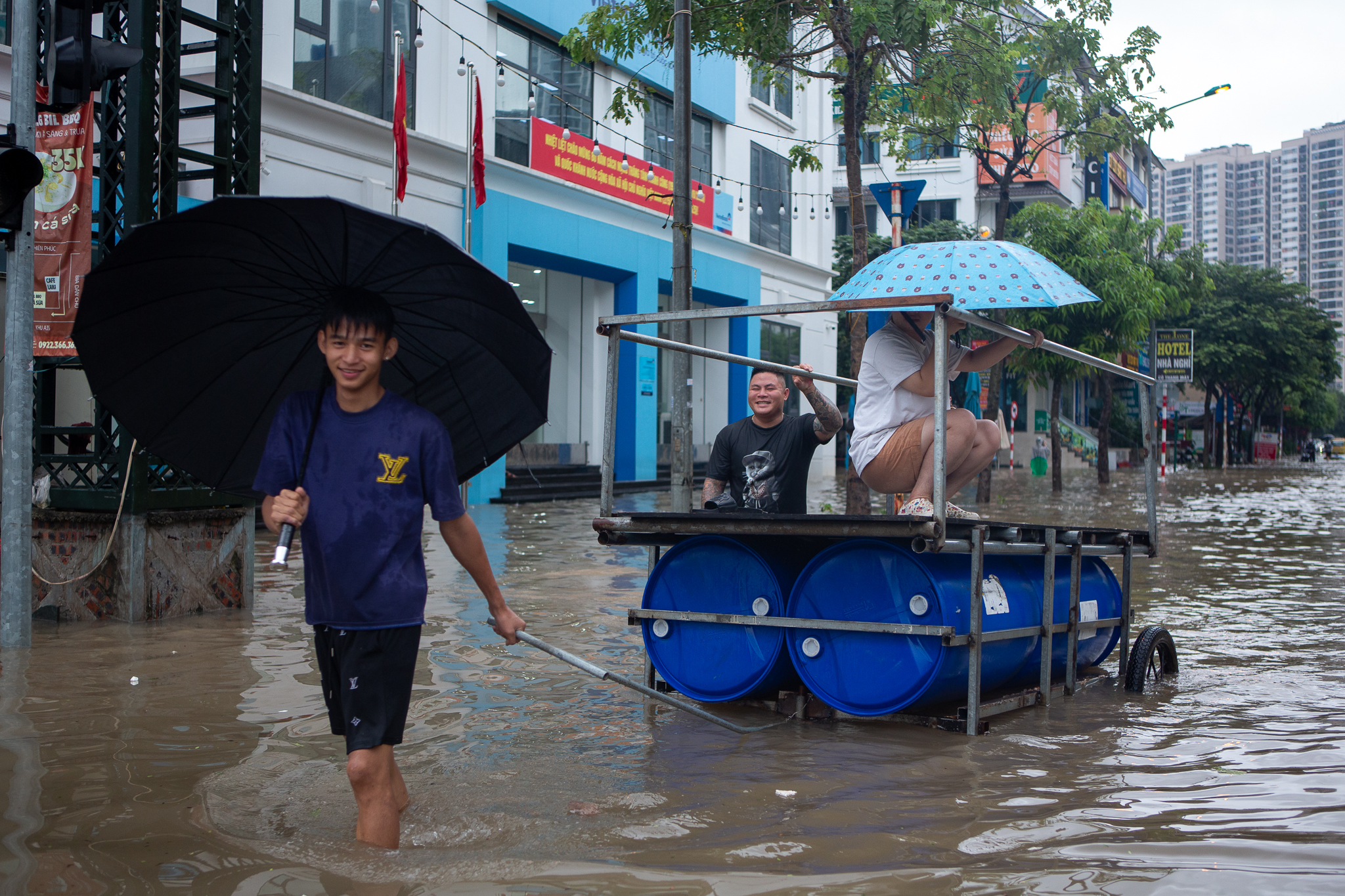 Cảnh đi thuyền, kéo xe tự chế tại khu đô thị triệu USD nhưng hễ mưa là ngập ở Hà Nội- Ảnh 3.