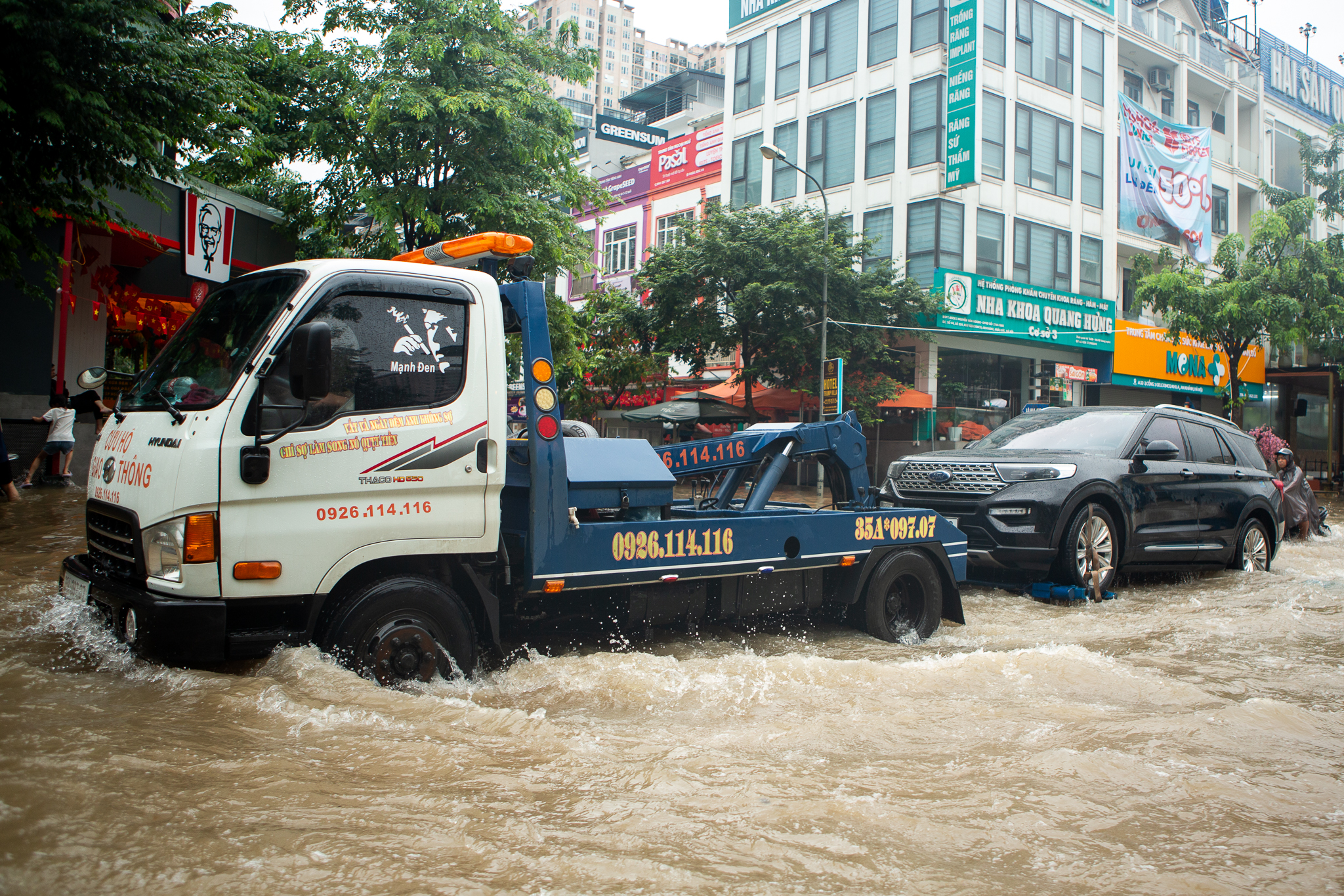 Cảnh đi thuyền, kéo xe tự chế tại khu đô thị triệu USD nhưng hễ mưa là ngập ở Hà Nội- Ảnh 4.