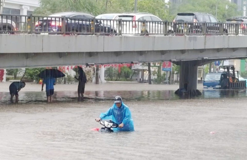 Hà Nội ngập, ùn tắc kéo dài giờ tan tầm: Người dân chui vào cốp xe chờ nước rút- Ảnh 4.