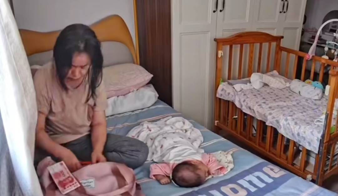 Ngày cuối cùng làm việc, cô bảo mẫu đặt phong bao lì xì dưới gối cho người mẹ mới sinh: "Bé hơi quấy nhưng em đừng lo lắng quá nhé!"- Ảnh 3.