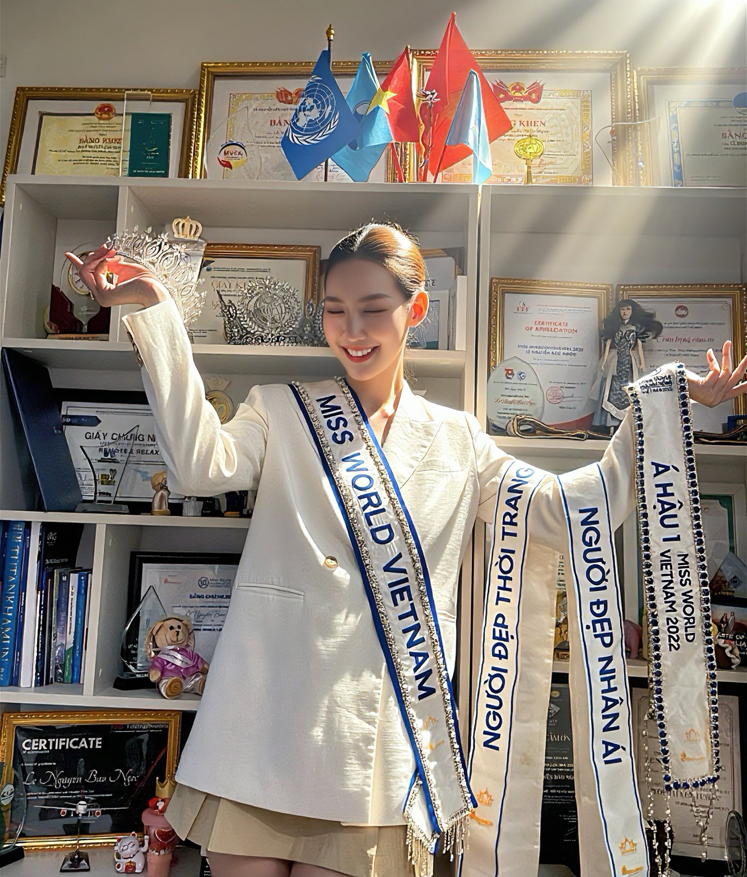 3 mỹ nhân có cặp chân dài nhất Vbiz: Người 21 tuổi đã giành vương miện 8 tỷ đồng, người gia thế cực khủng- Ảnh 4. 3 mỹ nhân có cặp chân dài nhất Vbiz: Người 21 tuổi đã giành vương miện 8 tỷ đồng, người gia thế cực khủng- Ảnh 4.