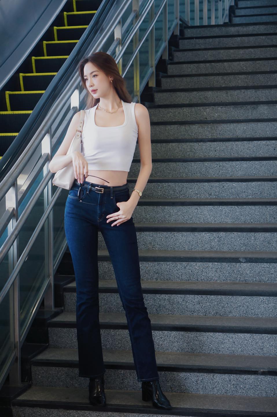 3 mỹ nhân có cặp chân dài nhất Vbiz: Người 21 tuổi đã giành vương miện 8 tỷ đồng, người gia thế cực khủng- Ảnh 2. 3 mỹ nhân có cặp chân dài nhất Vbiz: Người 21 tuổi đã giành vương miện 8 tỷ đồng, người gia thế cực khủng- Ảnh 2.