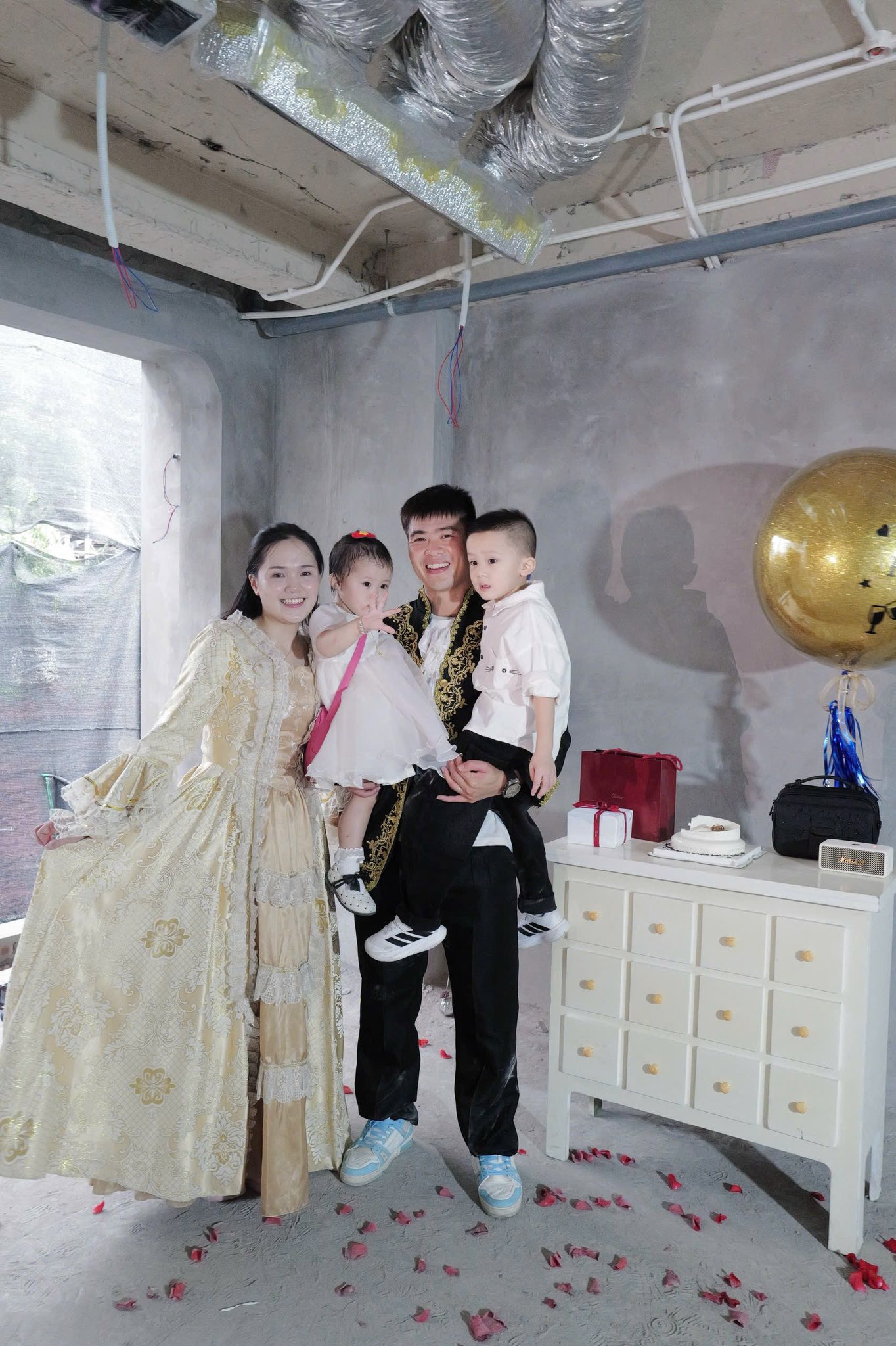 Duy Mạnh cùng vợ đón sinh nhật 