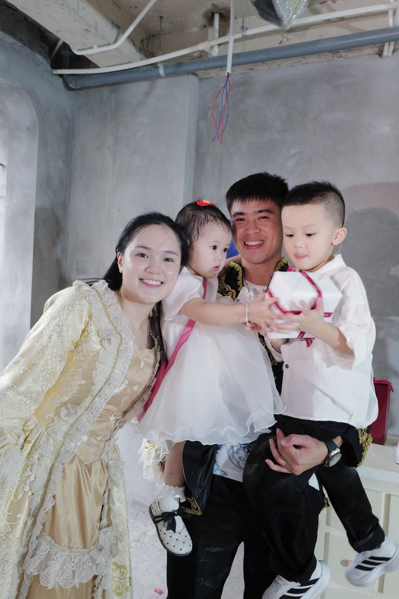 Duy Mạnh cùng vợ đón sinh nhật 