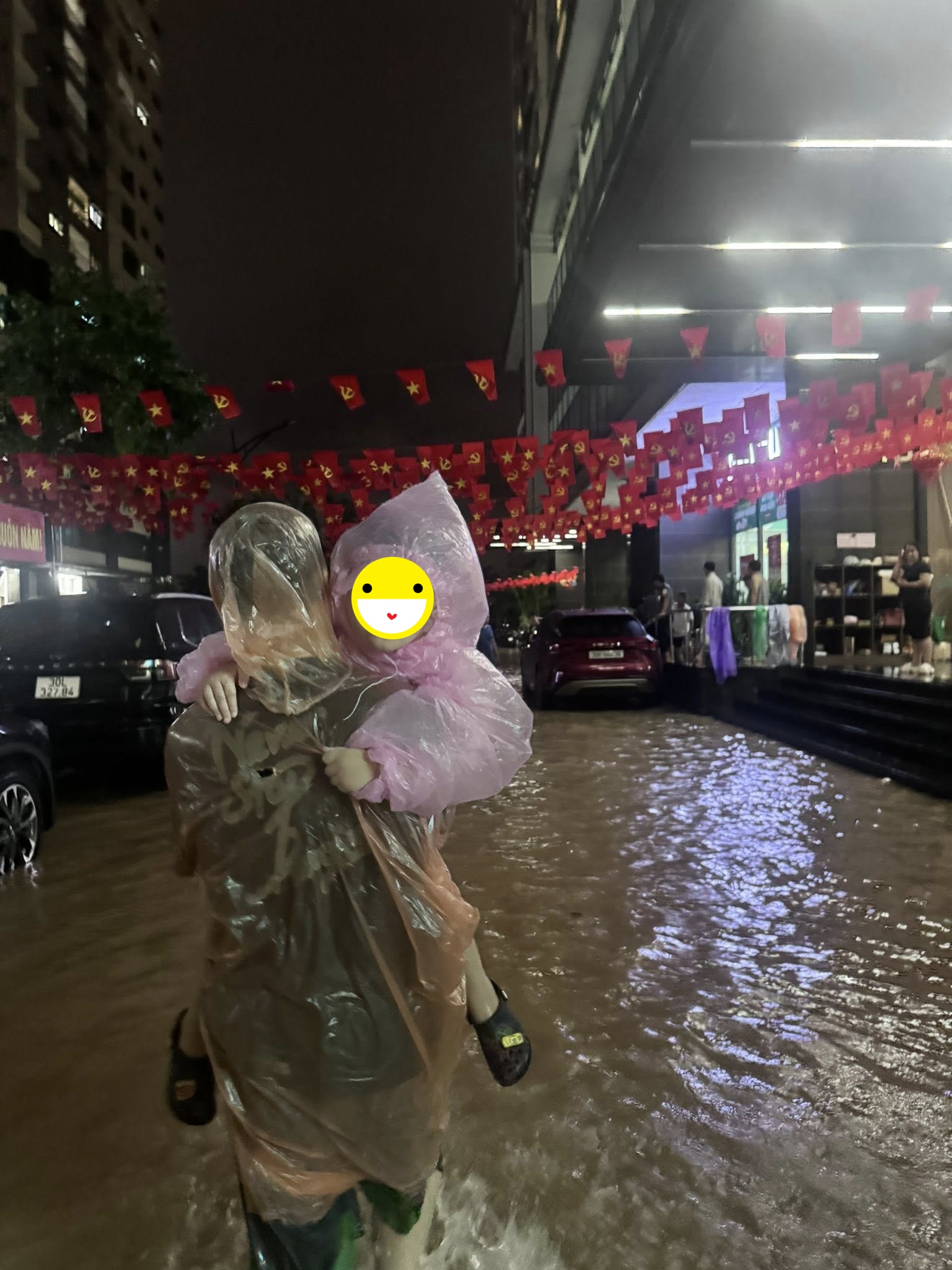 Cập nhật Hà Nội lúc này: Nhân viên ăn mì tôm, trải chiếu ngủ ở công ty, phụ huynh loay hoay 5 tiếng vẫn chưa đón được con- Ảnh 3. Cập nhật Hà Nội lúc này: Nhân viên ăn mì tôm, trải chiếu ngủ ở công ty, phụ huynh loay hoay 5 tiếng vẫn chưa đón được con- Ảnh 3.