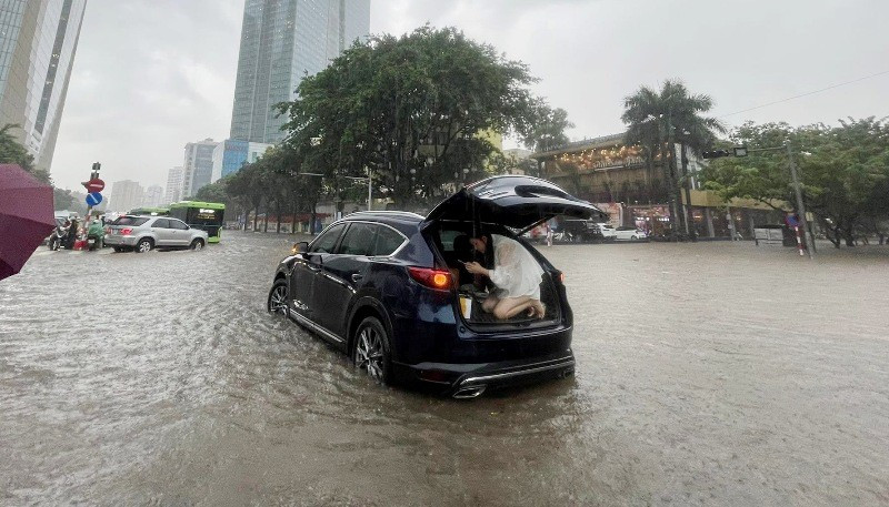 Hà Nội ngập, ùn tắc kéo dài giờ tan tầm: Người dân chui vào cốp xe chờ nước rút- Ảnh 6.