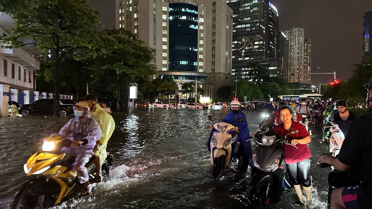 Cập nhật Hà Nội lúc này: Nhân viên ăn mì tôm, trải chiếu ngủ ở công ty, phụ huynh loay hoay 5 tiếng vẫn chưa đón được con- Ảnh 10. Cập nhật Hà Nội lúc này: Nhân viên ăn mì tôm, trải chiếu ngủ ở công ty, phụ huynh loay hoay 5 tiếng vẫn chưa đón được con- Ảnh 10.
