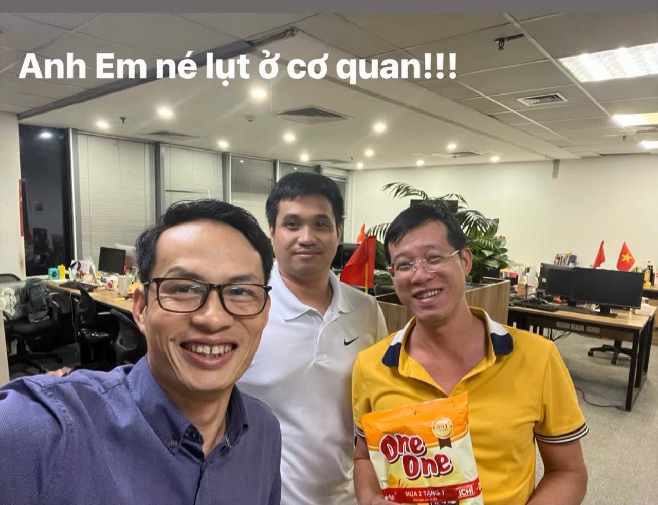 Hà Nội gần nửa đêm, điểm danh các bác ở lại công ty: Tôi, đã sẵn sàng giường, đồ ăn, tắm rửa!!!!- Ảnh 8. Hà Nội gần nửa đêm, điểm danh các bác ở lại công ty: Tôi, đã sẵn sàng giường, đồ ăn, tắm rửa!!!!- Ảnh 8.