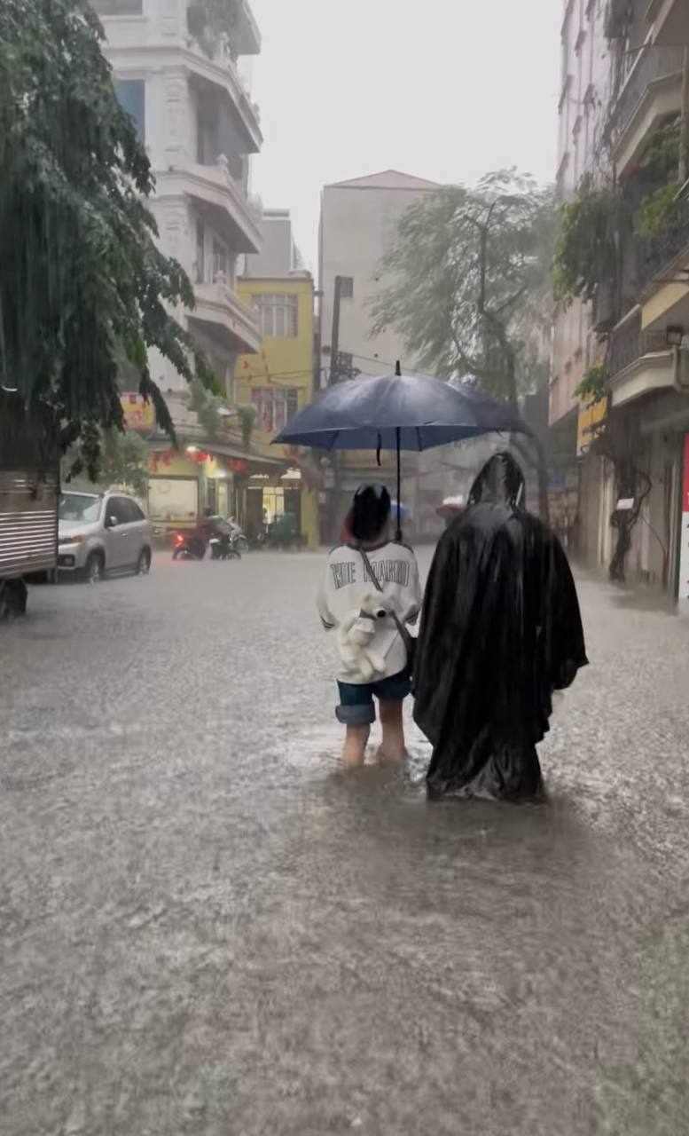 Cập nhật Hà Nội lúc này: Nhân viên ăn mì tôm, xác định ngủ ở công ty, phụ huynh loay hoay 5 tiếng vẫn chưa đón được con- Ảnh 1.
