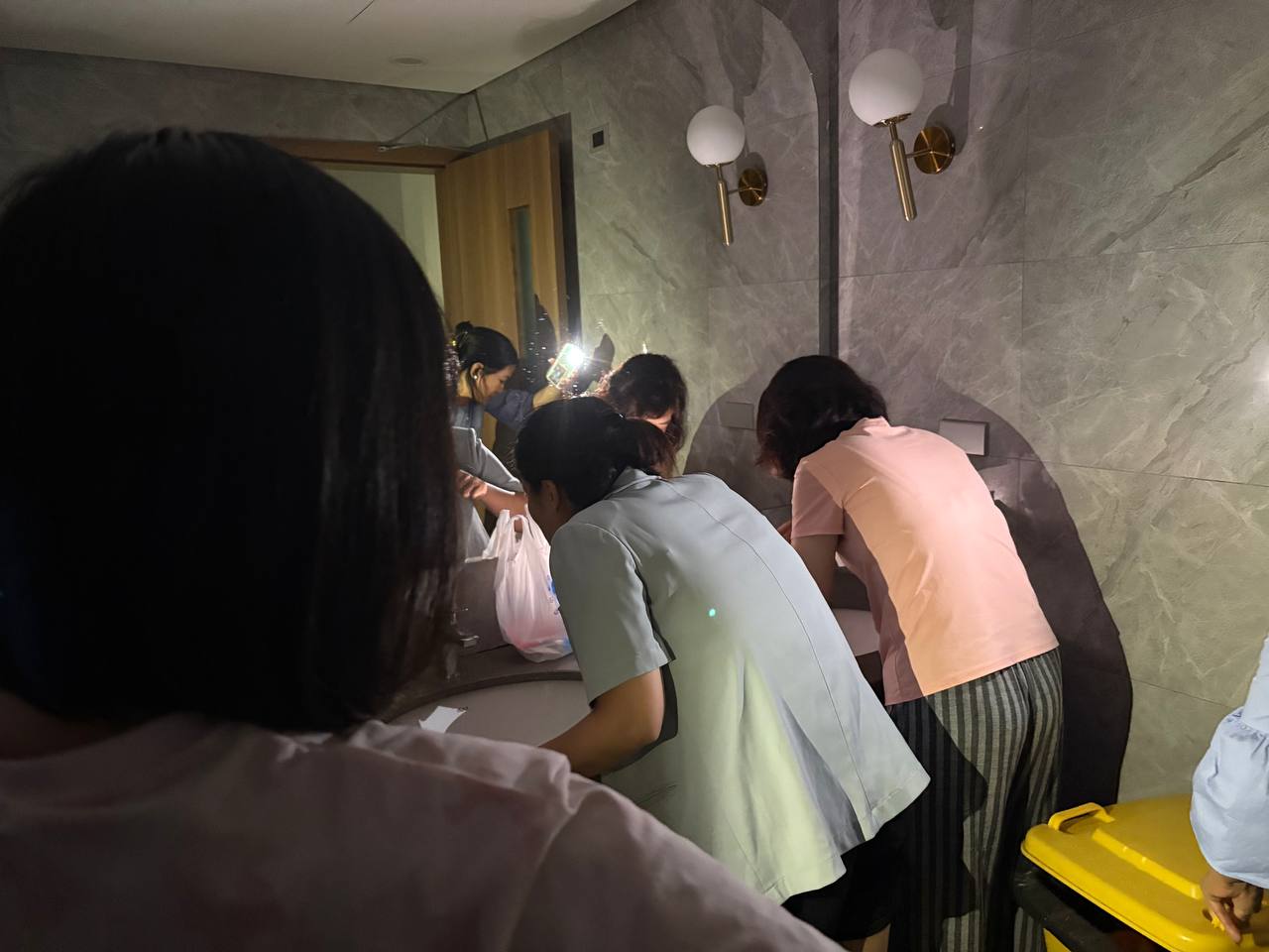 Hà Nội gần nửa đêm, điểm danh các bác ở lại công ty: Tôi, đã sẵn sàng giường, đồ ăn, tắm rửa!!!!- Ảnh 3. Hà Nội gần nửa đêm, điểm danh các bác ở lại công ty: Tôi, đã sẵn sàng giường, đồ ăn, tắm rửa!!!!- Ảnh 3.