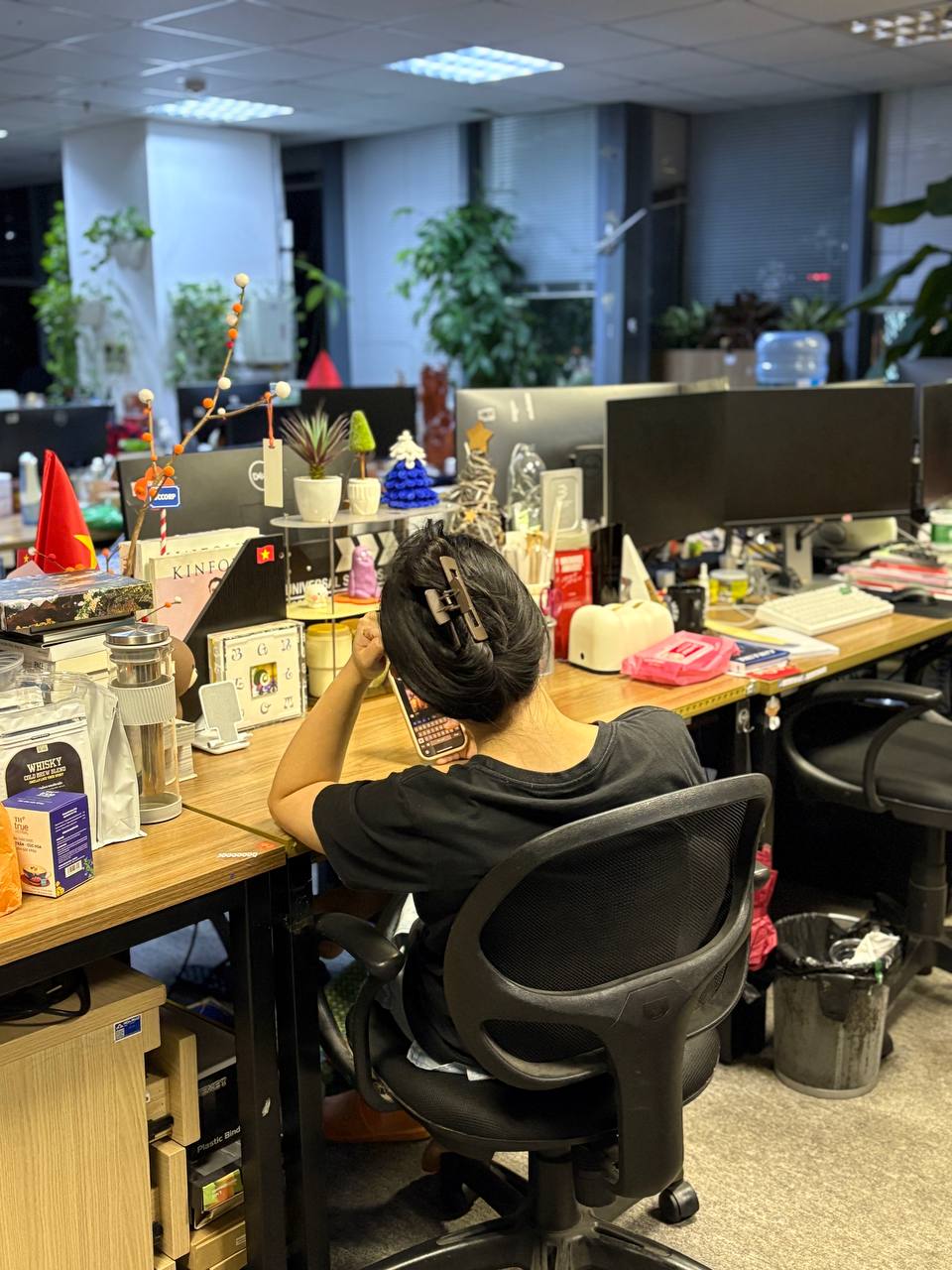 Hà Nội gần nửa đêm, điểm danh các bác ở lại công ty: Tôi, đã sẵn sàng giường, đồ ăn, tắm rửa!!!!- Ảnh 9. Hà Nội gần nửa đêm, điểm danh các bác ở lại công ty: Tôi, đã sẵn sàng giường, đồ ăn, tắm rửa!!!!- Ảnh 9.