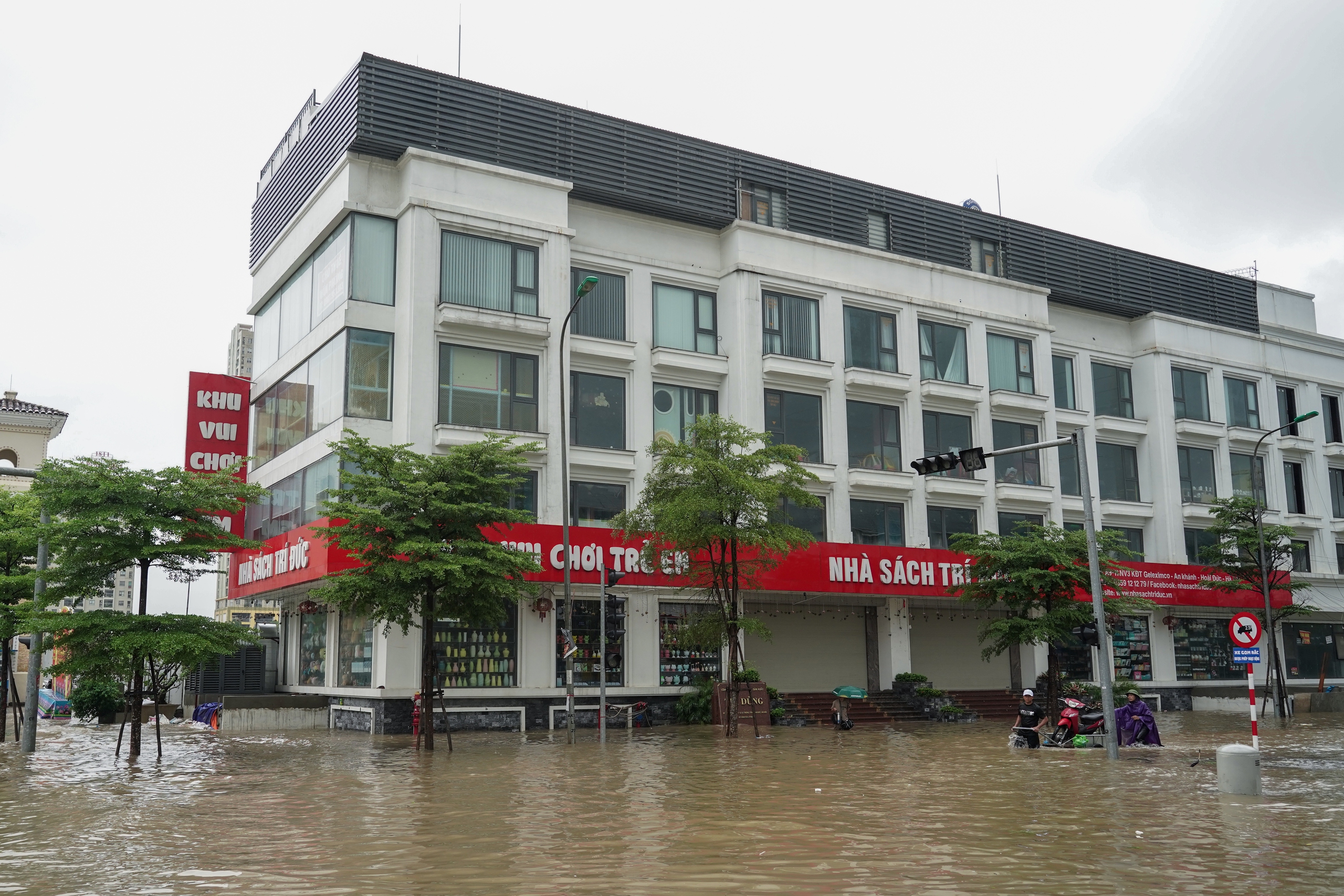 Cảnh đi thuyền, kéo xe tự chế tại khu đô thị triệu USD nhưng hễ mưa là ngập ở Hà Nội- Ảnh 8.