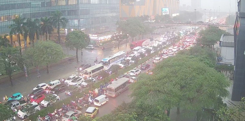 Hà Nội ngập, ùn tắc kéo dài giờ tan tầm: Người dân chui vào cốp xe chờ nước rút- Ảnh 8.