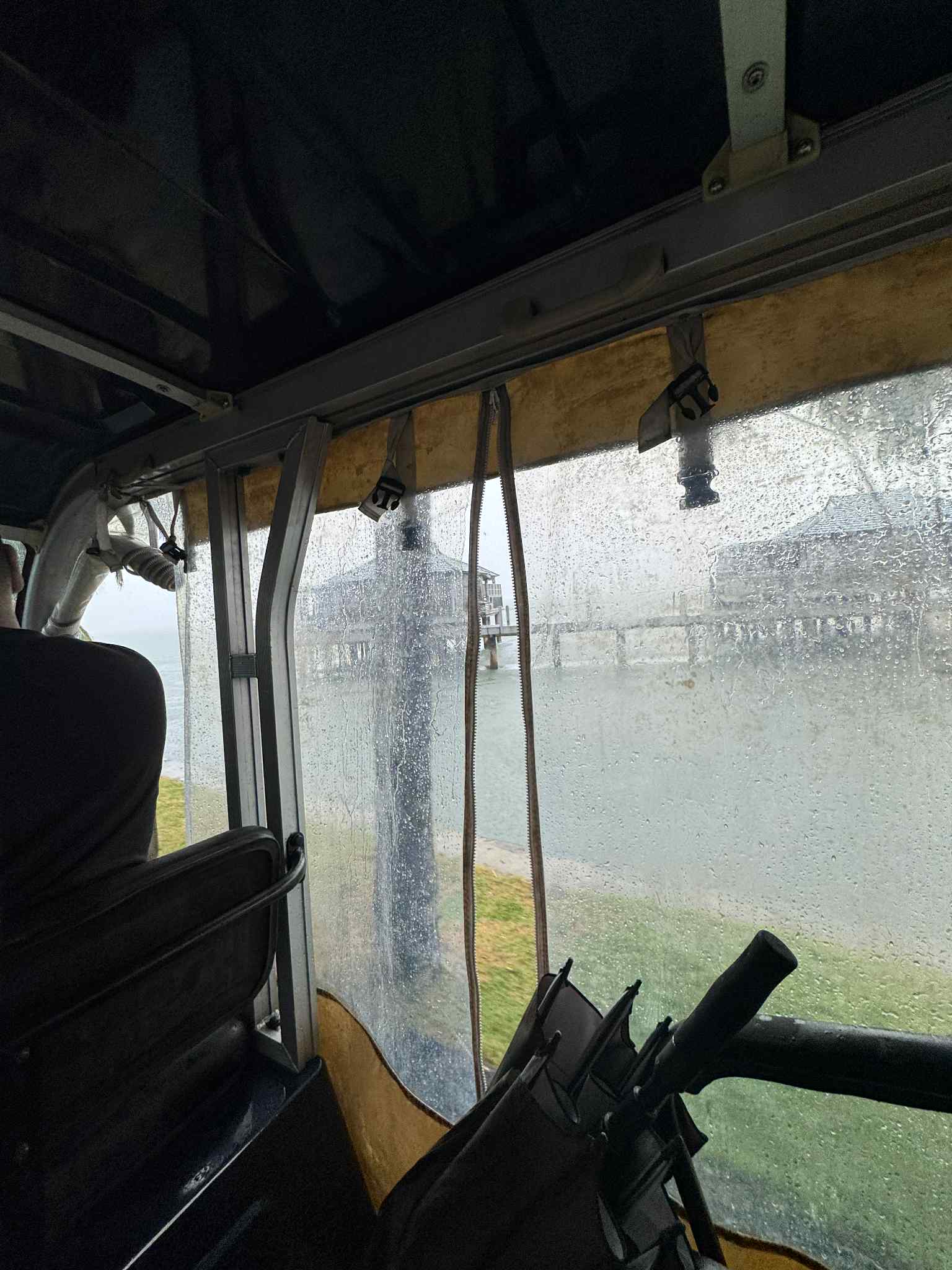 Khách Hà Nội đi Huế, ở bungalow trên mặt nước trong thời gian bão số 10 gây tranh cãi: Toàn bộ câu chuyện phía sau- Ảnh 2. Khách Hà Nội đi Huế, ở bungalow trên mặt nước trong thời gian bão số 10 gây tranh cãi: Toàn bộ câu chuyện phía sau- Ảnh 2.