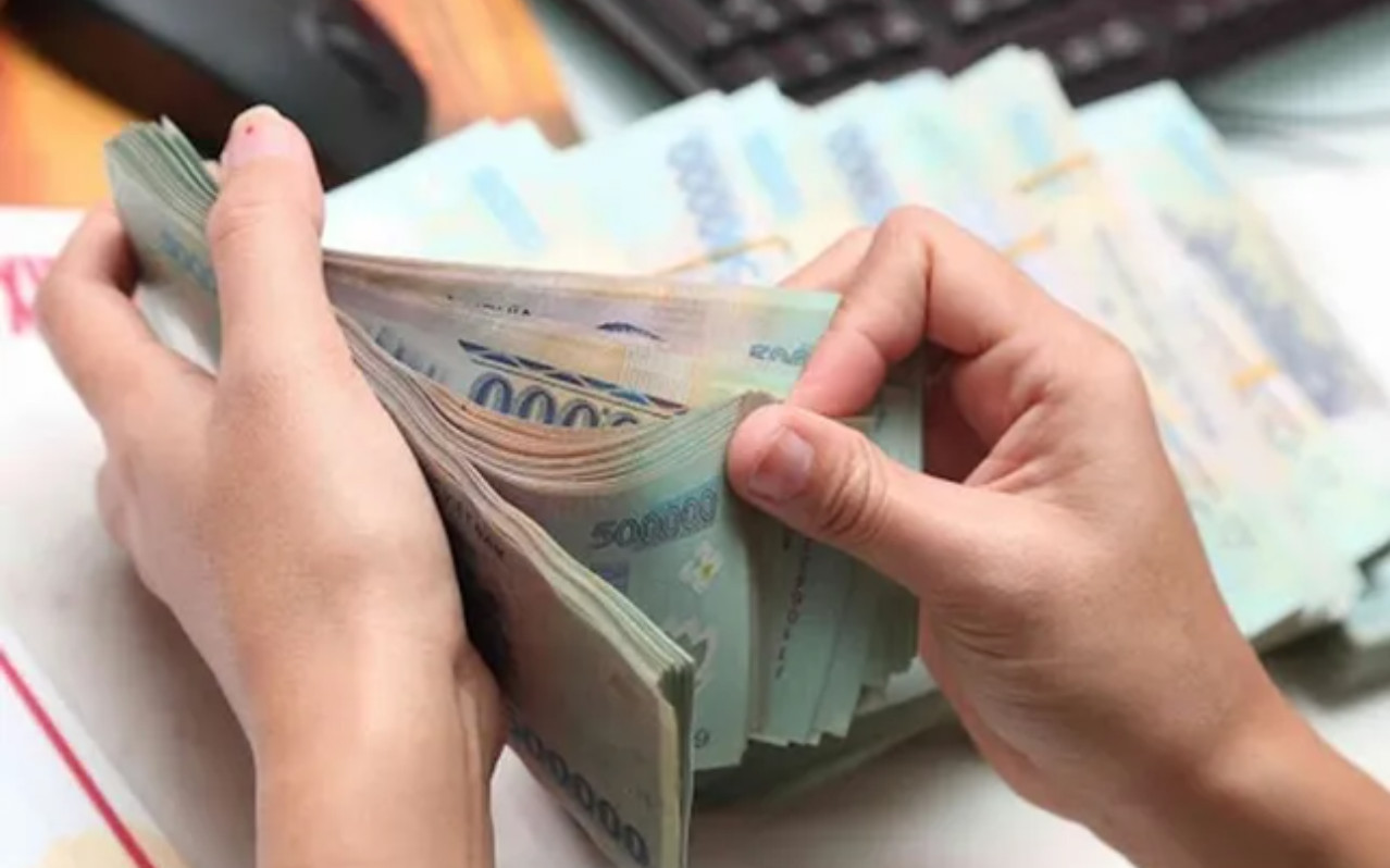 Bộ Nội vụ đề xuất tăng lương tối thiểu 7,2%, áp dụng từ năm 2026- Ảnh 1.