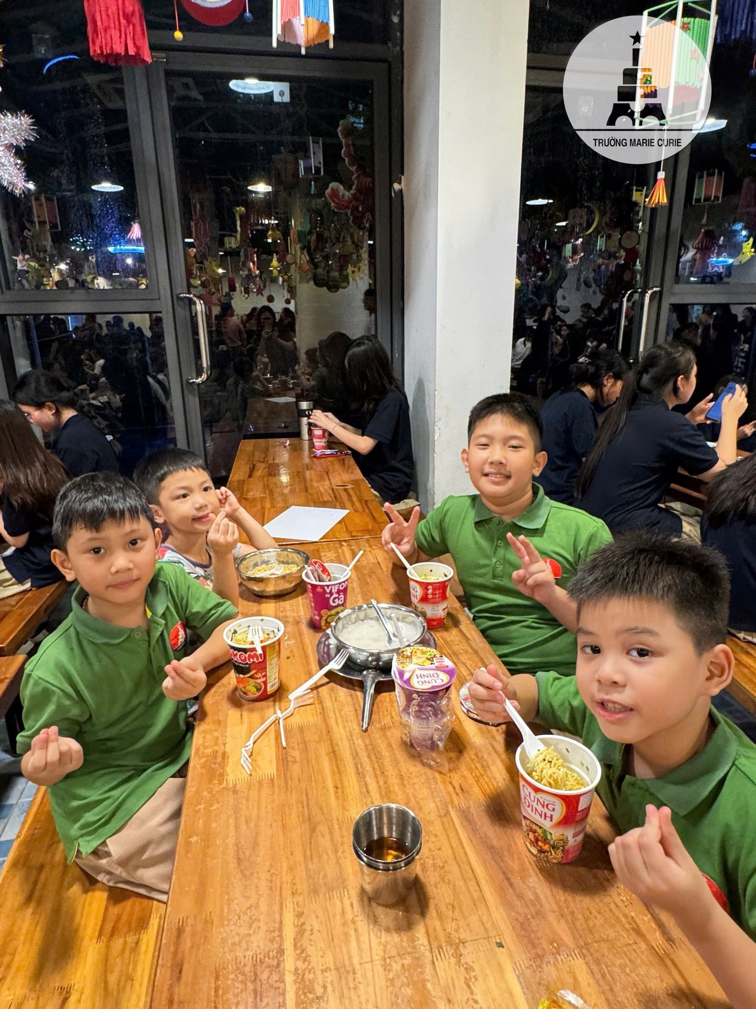 Ngày 30/9 Hà Nội ngập kinh hoàng, thầy trò quây quần bên bữa tối ấm lòng tại trường Marie Curie- Ảnh 4.