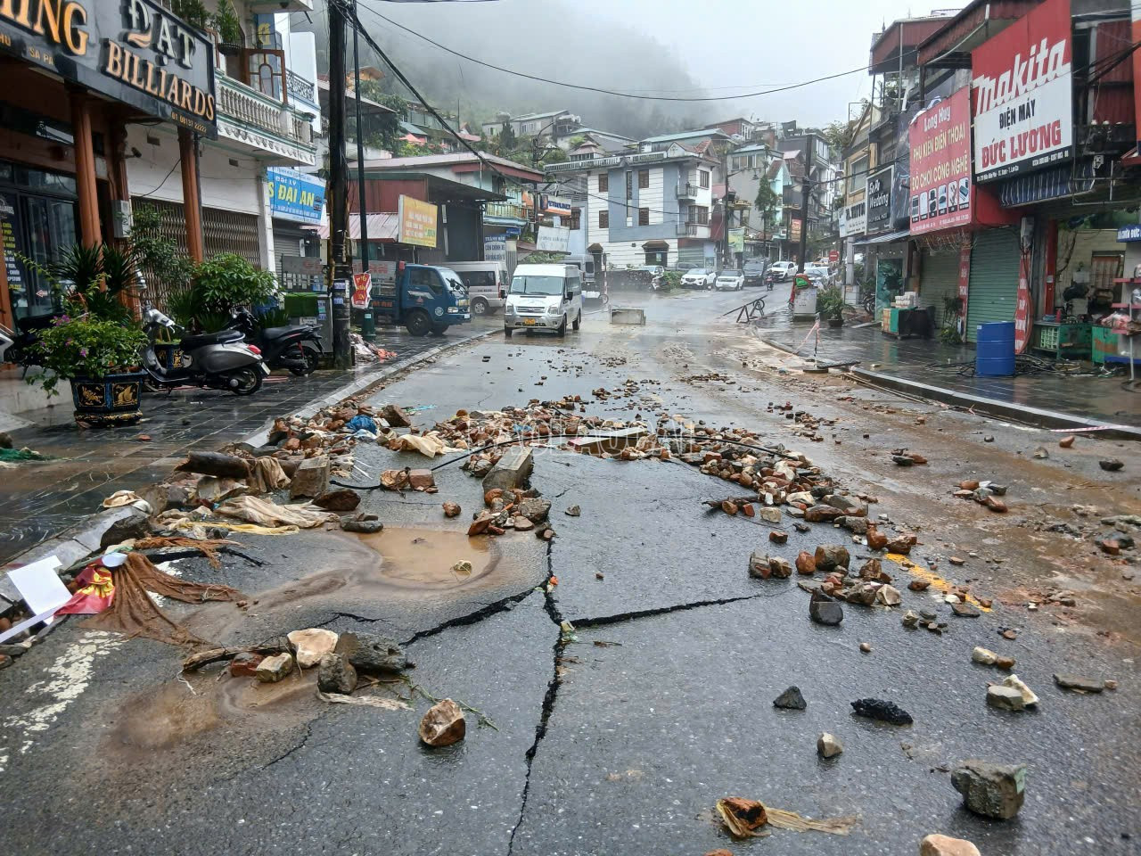 Không dám tin đây là bản Cát Cát: Lũ dữ cuồn cuộn "nuốt chửng" sự yên bình của ngôi làng đẹp nhất vùng Tây Bắc- Ảnh 2. Không dám tin đây là bản Cát Cát: Lũ dữ cuồn cuộn "nuốt chửng" sự yên bình của ngôi làng đẹp nhất vùng Tây Bắc- Ảnh 2.