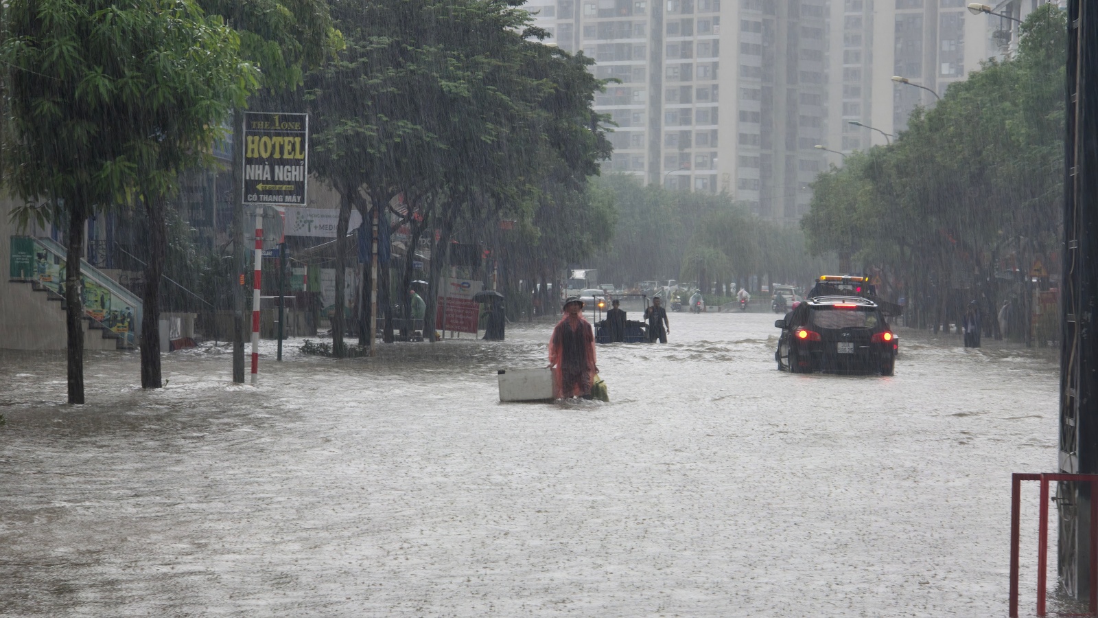 Mưa tầm tã không ngớt, "khu nhà giàu" Hà Nội ngập sâu: Nhiều biệt thự phải dựng rào chắn bằng tấm tôn, ngăn nước tràn vào- Ảnh 8.