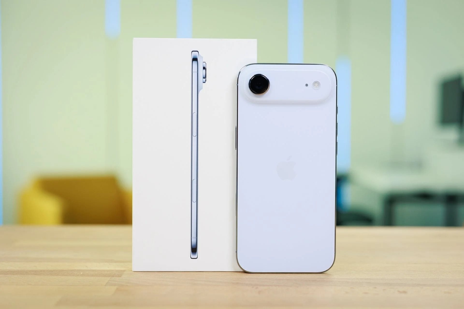 Đánh giá thật lòng về iPhone Air giá 30 triệu: Đẹp đấy, chất đấy, nhưng "bà để bà ngửi chứ bà đừng mua"- Ảnh 4.