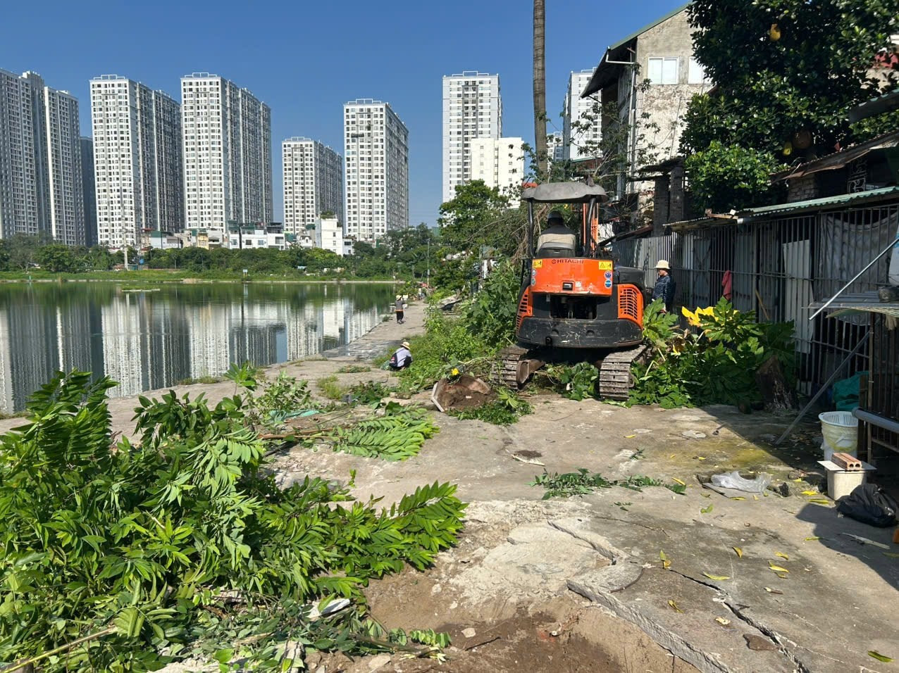 Hà Nội xử lý loạt nhà tôn lấn chiếm quanh khu chung cư cao cấp- Ảnh 2.