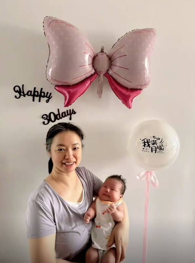 Ngày cuối cùng làm việc, cô bảo mẫu đặt phong bao lì xì dưới gối cho người mẹ mới sinh: "Bé hơi quấy nhưng em đừng lo lắng quá nhé!"- Ảnh 4.