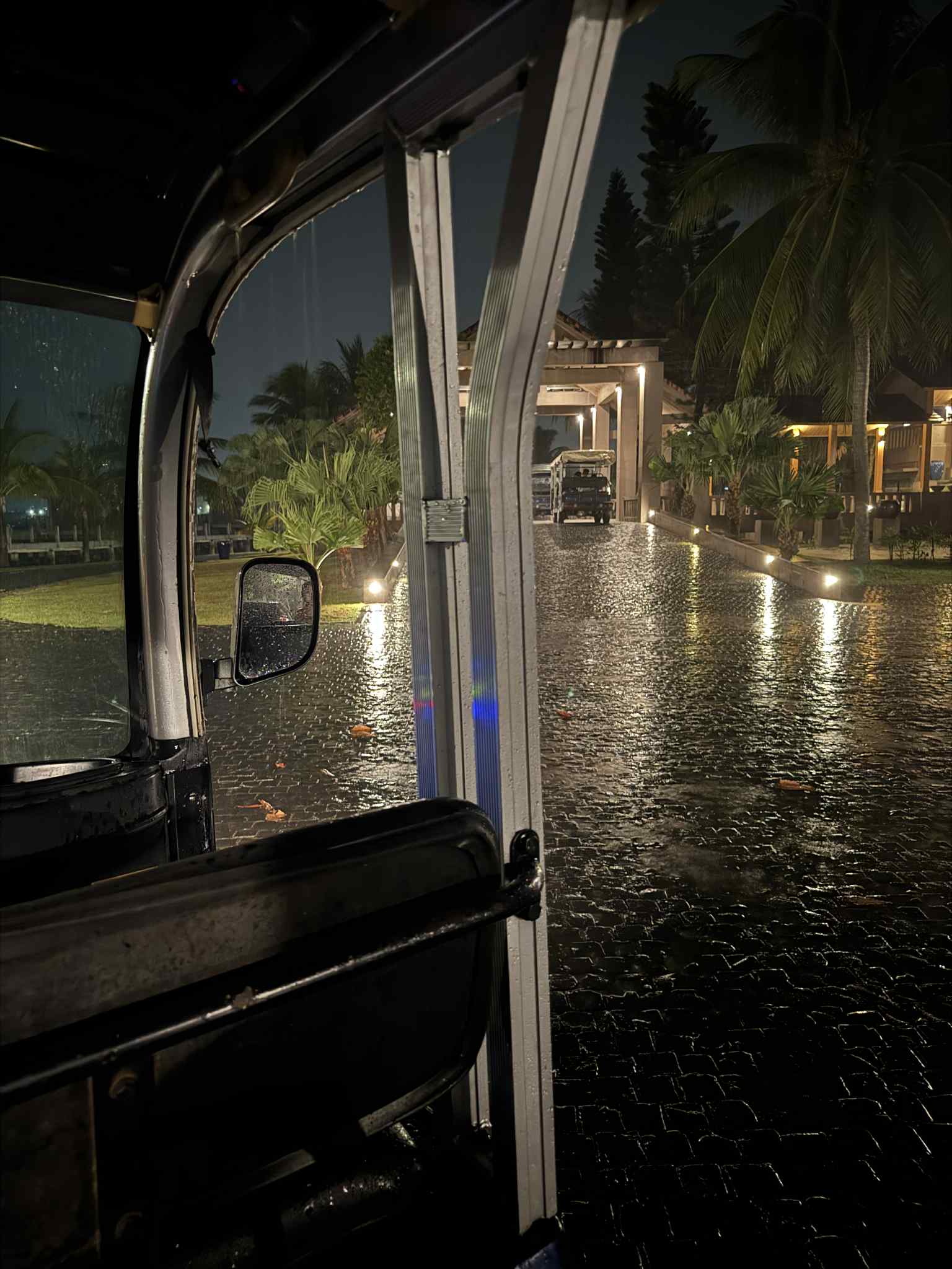 Khách Hà Nội đi Huế, ở bungalow trên mặt nước trong thời gian bão số 10 gây tranh cãi: Toàn bộ câu chuyện phía sau- Ảnh 1. Khách Hà Nội đi Huế, ở bungalow trên mặt nước trong thời gian bão số 10 gây tranh cãi: Toàn bộ câu chuyện phía sau- Ảnh 1.