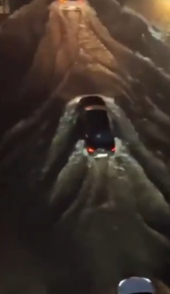 Ngập lụt kinh hoàng do bão Gabrielle: Mọi con đường biến thành sông, "ô tô bơi" khắp nơi, cả thành phố giờ đã tê liệt- Ảnh 8.