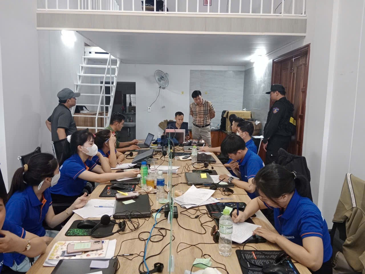 Công an đồng loạt ập vào 10 chi nhánh C…