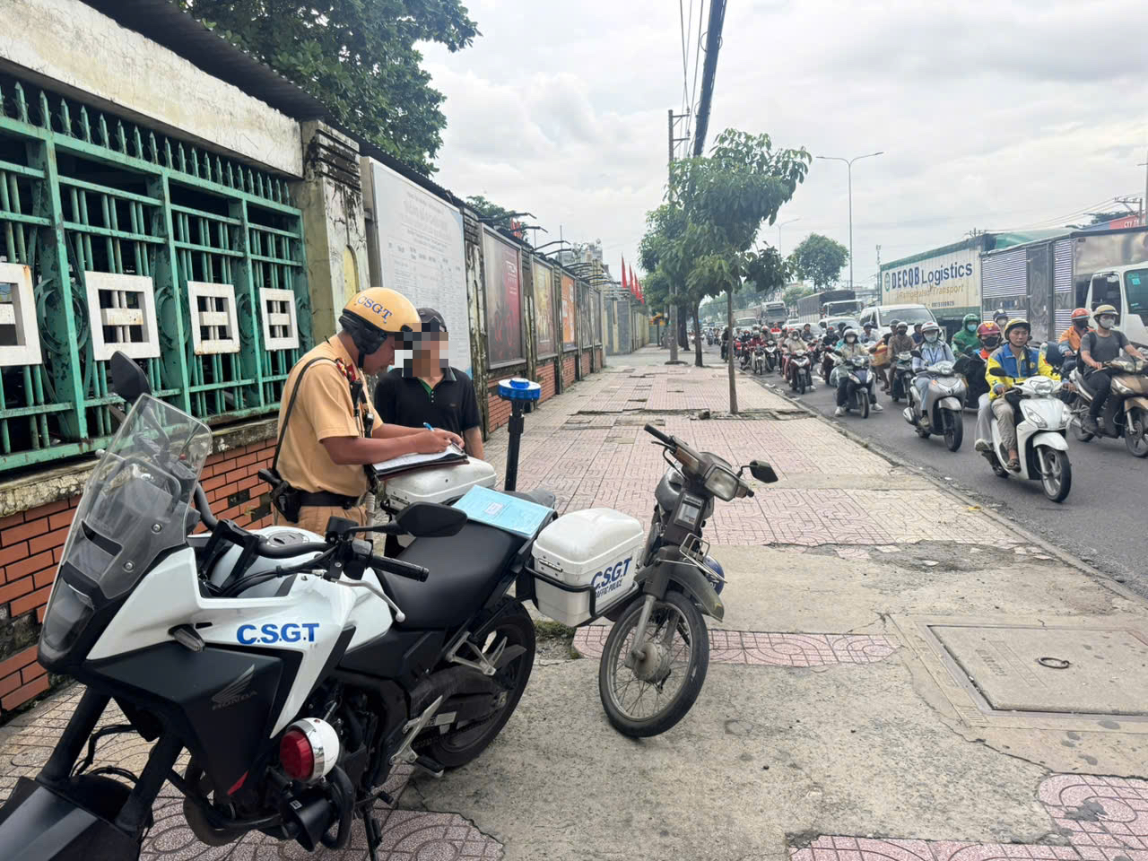 Chạy xe trên vỉa hè, 30 chủ xe máy ở TP HCM nhận giấy phạt nguội tại nhà- Ảnh 1. Chạy xe trên vỉa hè, 30 chủ xe máy ở TP HCM nhận giấy phạt nguội tại nhà- Ảnh 1.