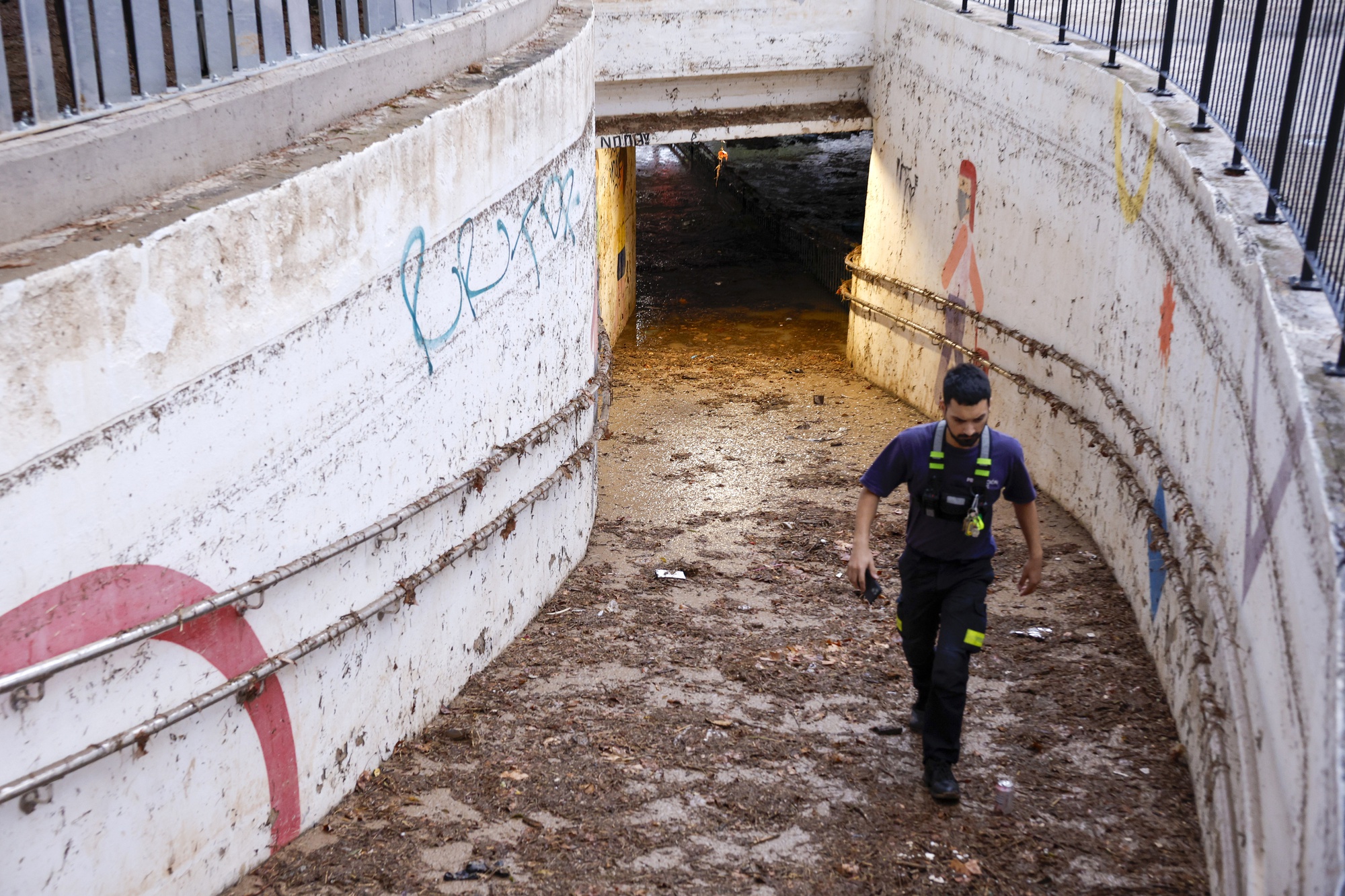 Ngập lụt kinh hoàng do bão Gabrielle: Mọi con đường biến thành sông, "ô tô bơi" khắp nơi, cả thành phố giờ đã tê liệt- Ảnh 7.