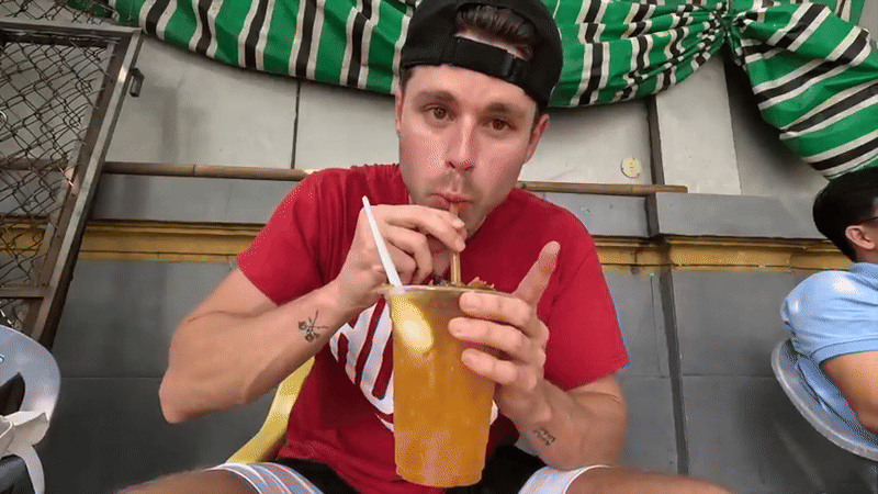 Khách Tây trầm trồ trước 5 món đồ uống bình dân, giá rẻ, bán đầy vỉa hè: Khách Tây trầm trồ trước 5 món đồ uống bình dân, giá rẻ, bán đầy vỉa hè: