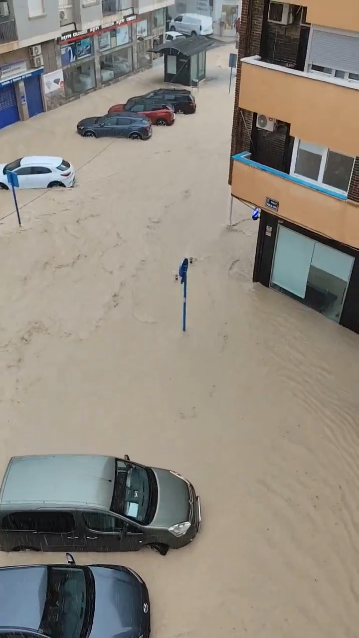 Ngập lụt kinh hoàng do bão Gabrielle: Mọi con đường biến thành sông, "ô tô bơi" khắp nơi, cả thành phố giờ đã tê liệt- Ảnh 6.