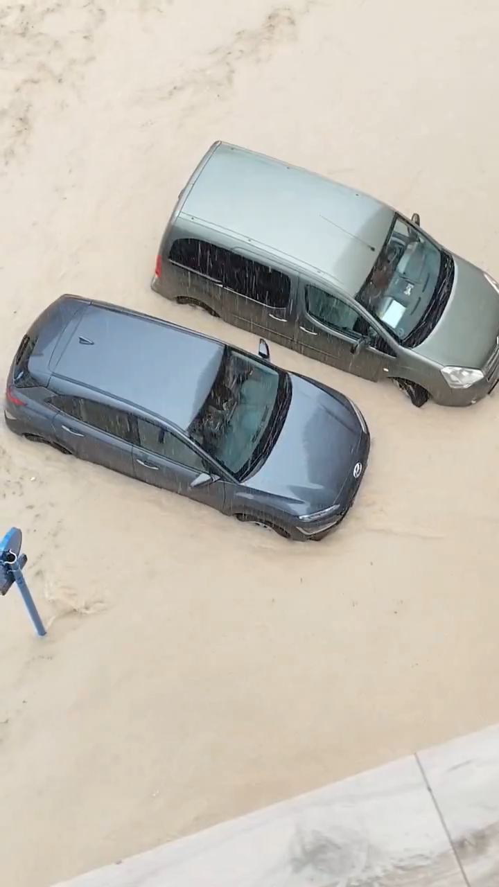 Ngập lụt kinh hoàng do bão Gabrielle: Mọi con đường biến thành sông, "ô tô bơi" khắp nơi, cả thành phố giờ đã tê liệt- Ảnh 5.