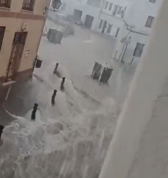 Ngập lụt kinh hoàng do bão Gabrielle: Mọi con đường biến thành sông, "ô tô bơi" khắp nơi, cả thành phố giờ đã tê liệt- Ảnh 4.