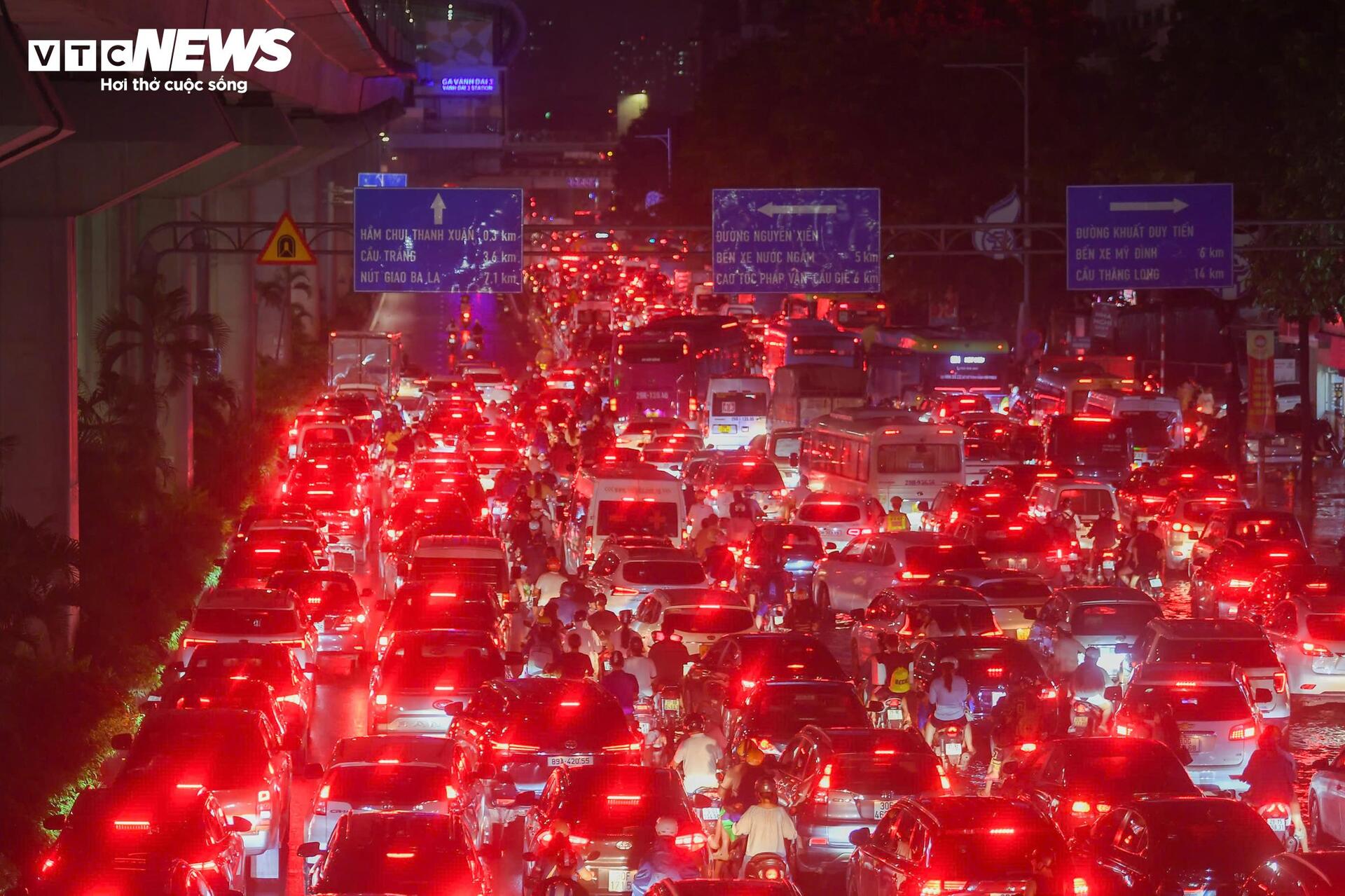 23h đêm, đường Hà Nội vẫn ken đặc xe, nhiều người cuốc bộ 6 tiếng về nhà- Ảnh 1.